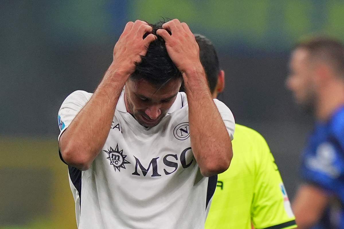 Giovanni Simeone con le mani nei capelli 