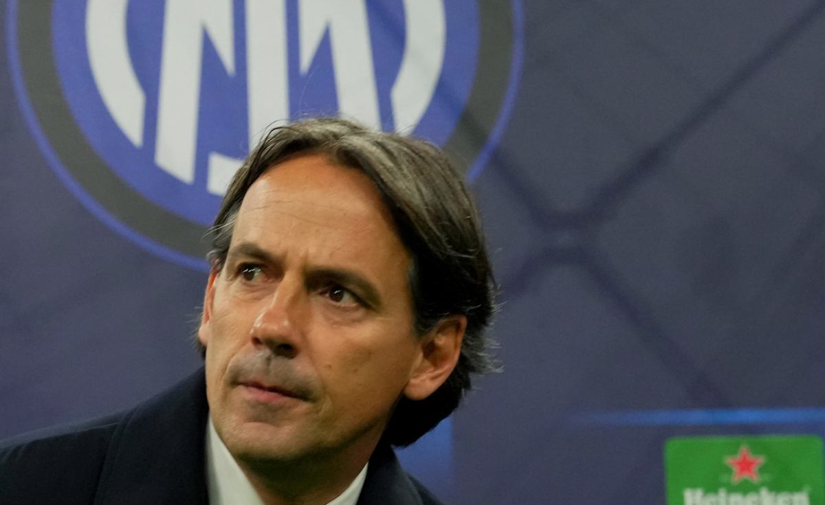 Simone Inzaghi con il logo dell'Inter alle sue spalle 