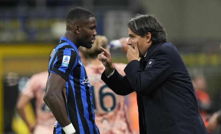 Thuram ascolta indicazioni tattiche di Simone Inzaghi