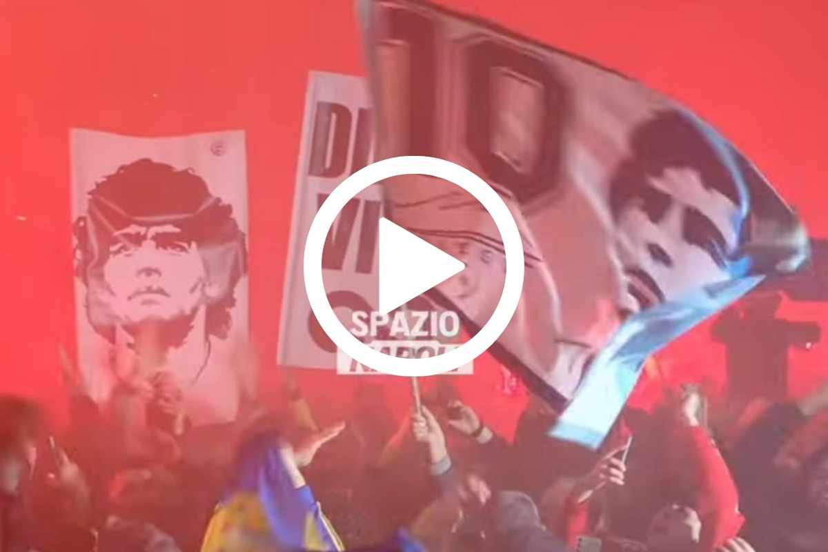 Fiaccolta per Maradona fuori allo stadio a Napoli: immagini meravigliose! (VIDEO)