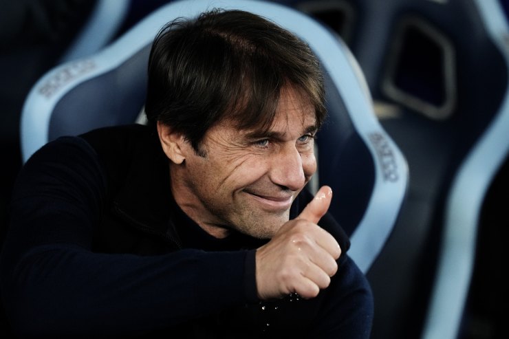 Antonio Conte sorridente in panchina 