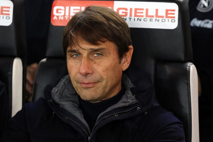 Antonio Conte serio in panchina 