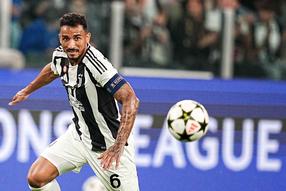 Danilo in campo con la Juve