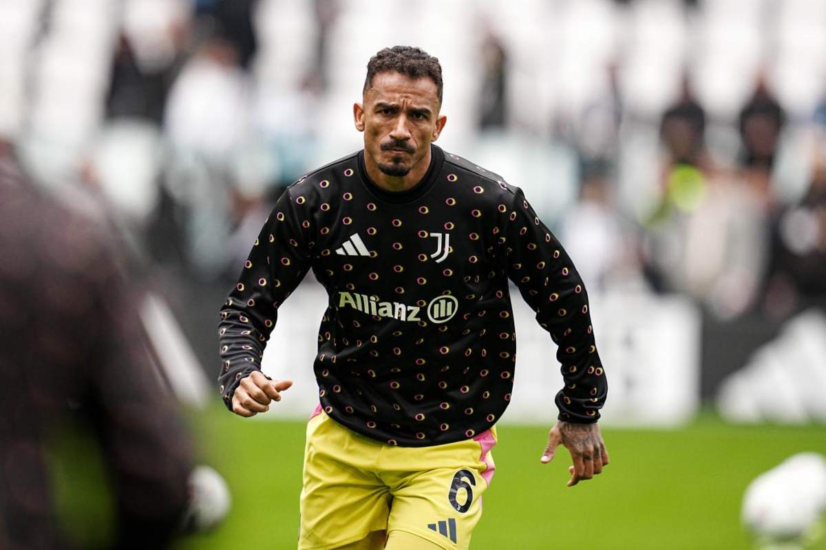 Danilo si scalda in campo allo Stadium 