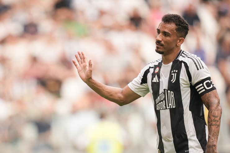 Danilo della Juventus esulta in campo 