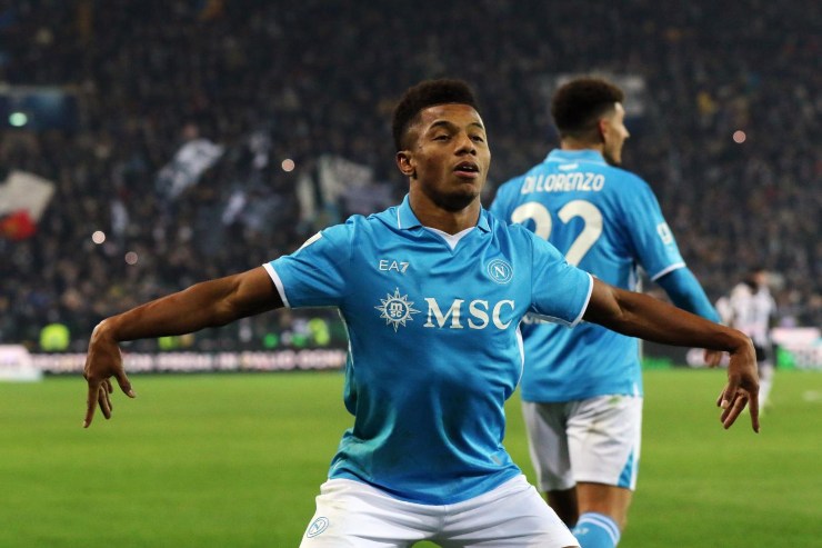 David Neres esulta con la maglia del Napoli 