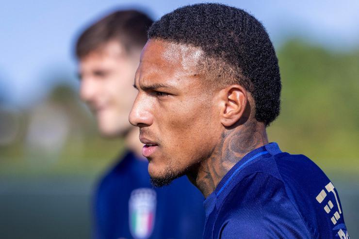 Michael Folorunsho in campo con la tuta della Nazionale 