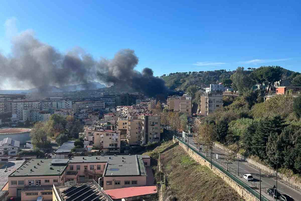 Esplosione, fiamme e blackout: pericoloso incendio a Fuorigrotta (FOTO)