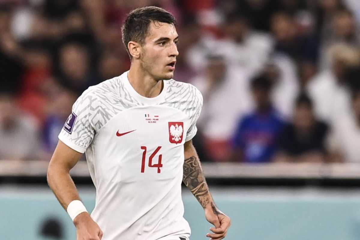 Kiwior in campo con la maglia della Polonia 