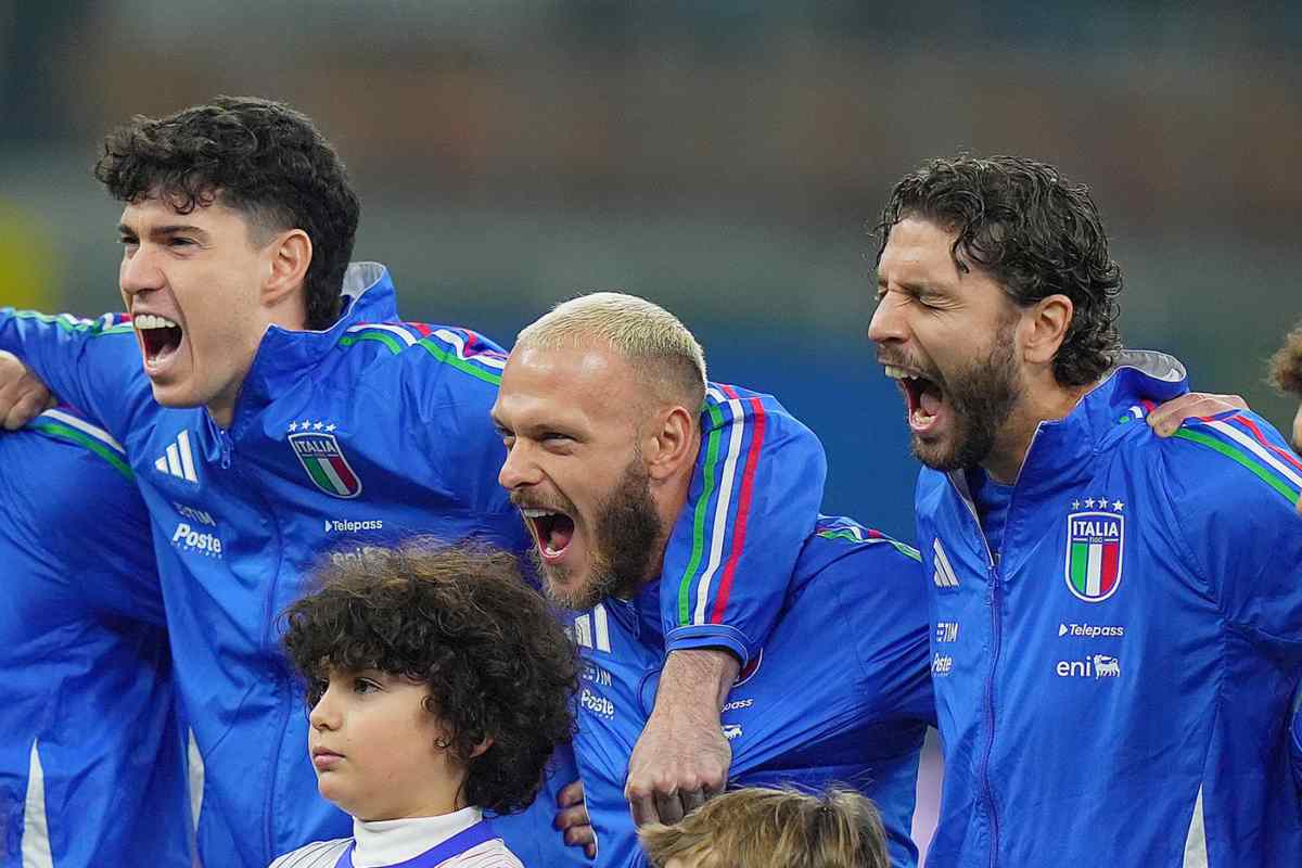 La Nazionale italiana che canta l'inno 