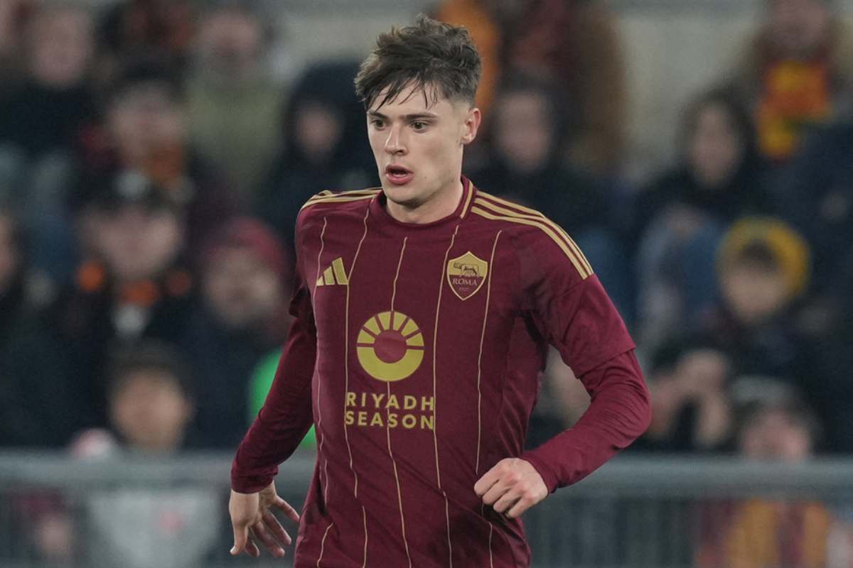 Nicola Zalewski della Roma in campo 