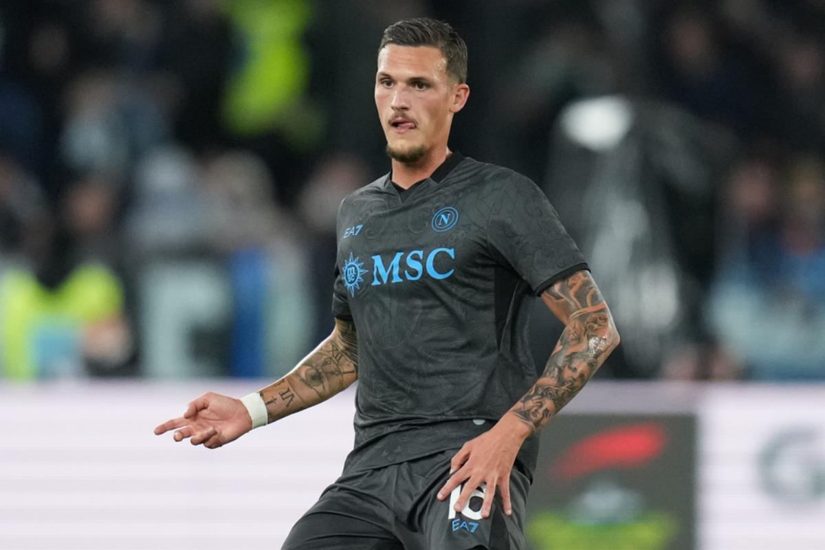 Rafa Marin del Napoli in campo con la terza maglia 