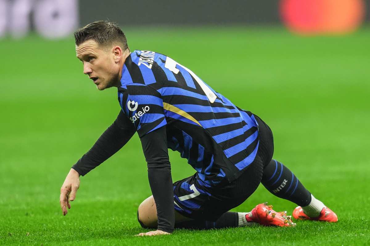 Zielinski dell'Inter a terra dopo un contrasto in campo 