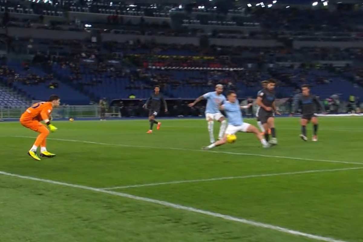 Lazio Napoli 3-1, il contatto Patric-Simeone