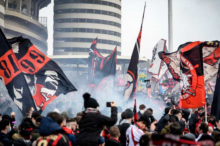 Il coro dei tifosi del Milan contro Napoli