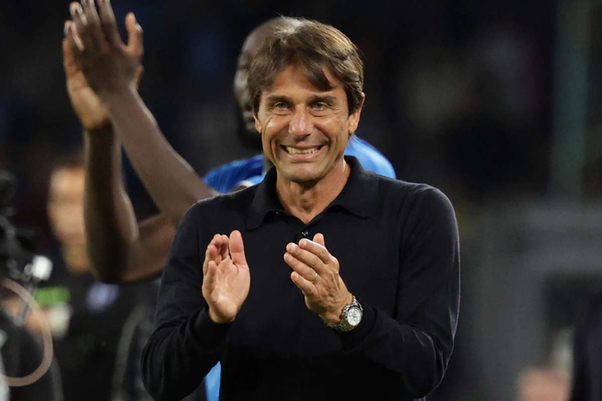 Antonio Conte applaude in Napoli-Como