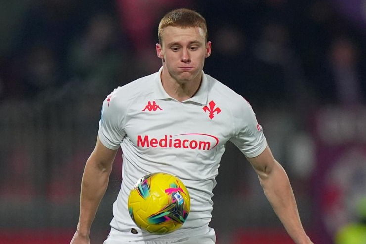 Pietro Comuzzo in maglia Fiorentina in campo 