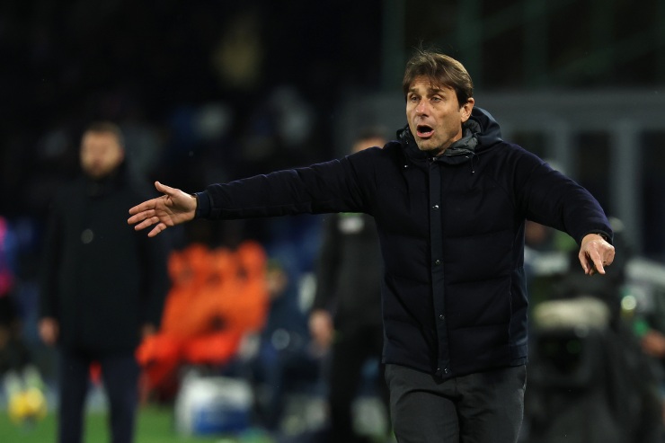 Antonio Conte dà indicazioni in campo 