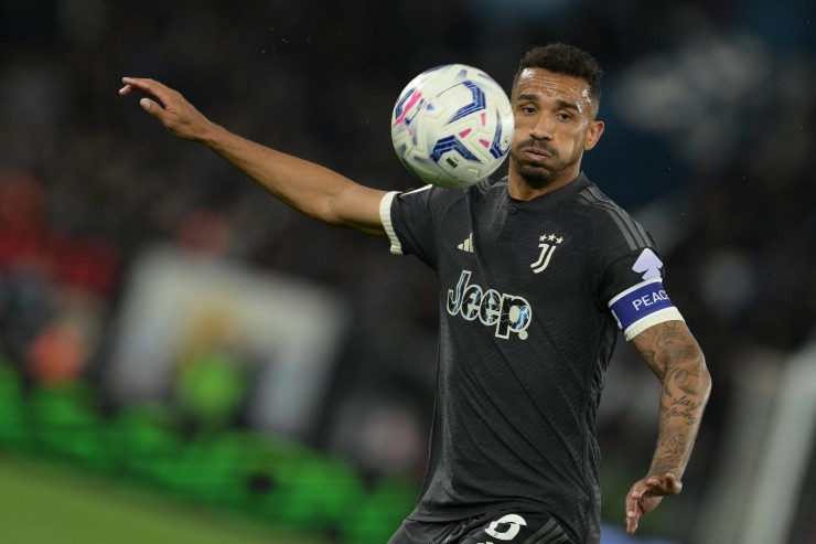 Danilo stoppa il pallone in campo 