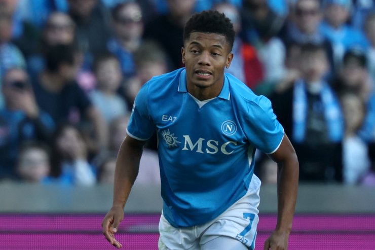 David Neres con la maglia del Napoli in campo 