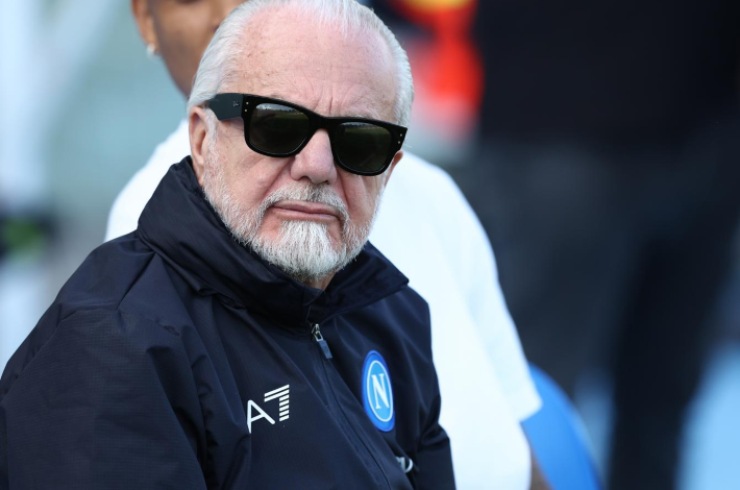 Aurelio De Laurentiis seduto con gli occhiali da sole 