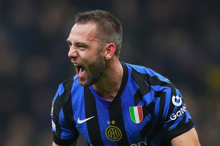 Stefan De Vrij esulta in maglia Inter 