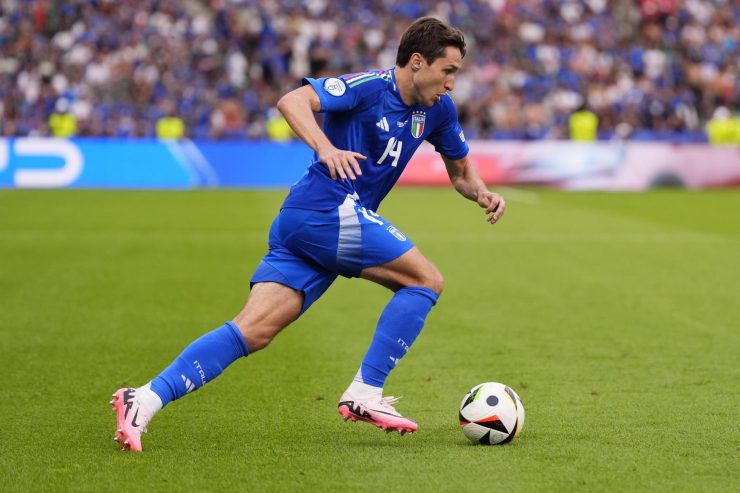 Federico Chiesa in campo con la maglia dell'Italia 