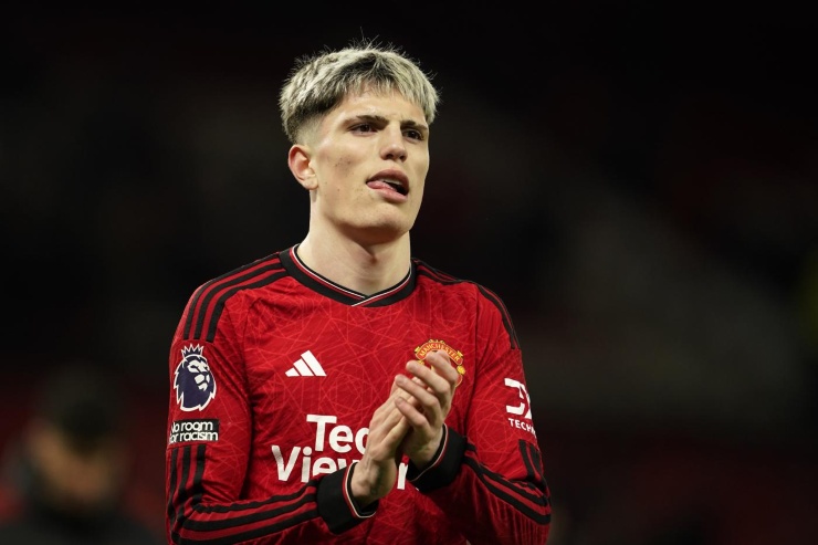 Alejandro Garnacho applaude in campo con lo United 