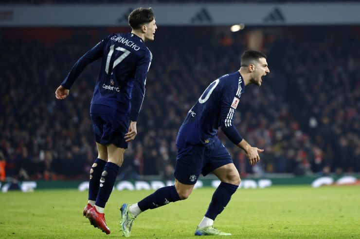 Garnacho e Dalot esultano al gol di Bruno Fernandes in Arsenal Manchester United