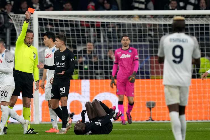 L'espulsione di Kolo Muani in Eintracht Francoforte-Napoli