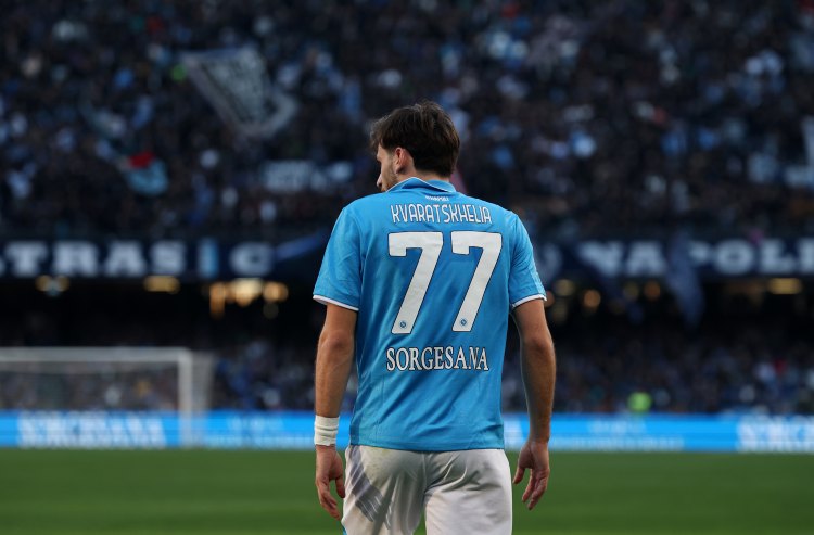 Kvaratskhelia in campo con la maglia del Napoli 