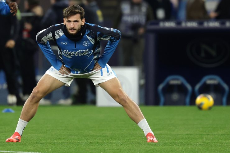 Kvaratskhelia in campo per l'allenamento pre partita 