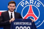 Kvaratskhelia con la maglia del PSG alla presentazione