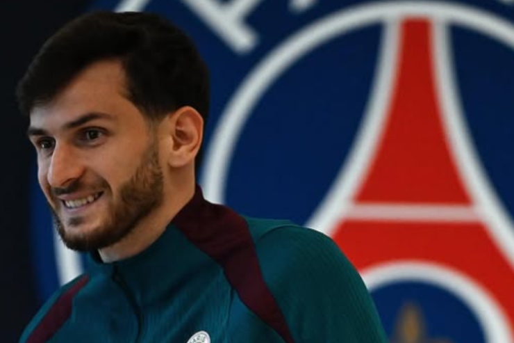 Kvaratskhelia sorridente al PSG 