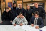 Kvaratskhelia Firma Col PSG circondato dal suo entourage