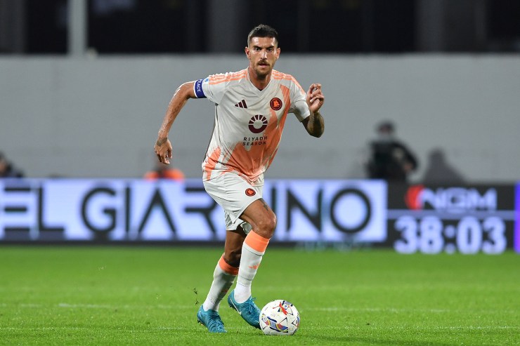 Lorenzo Pellegrini della Roma porta palla in campo 