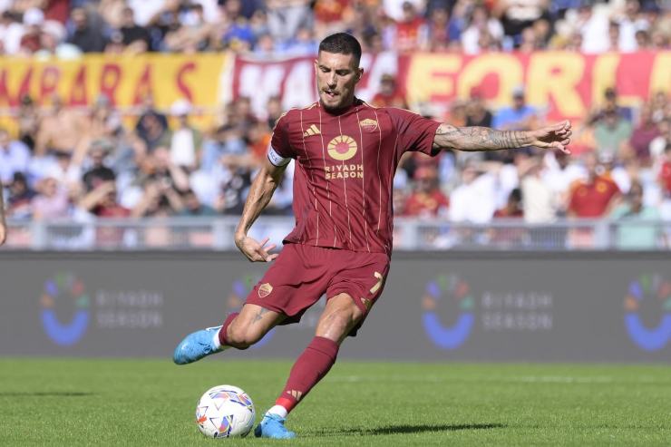 Lorenzo Pellegrini in campo mentre calcia il pallone 