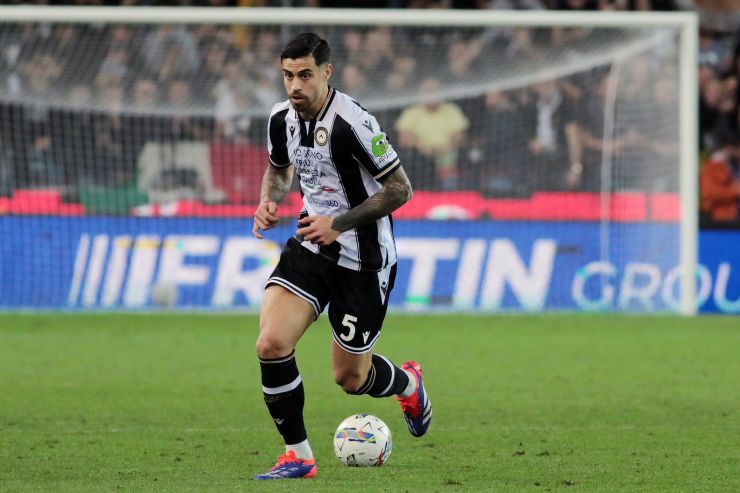 Martin Payero porta palla in campo con l'Udinese 