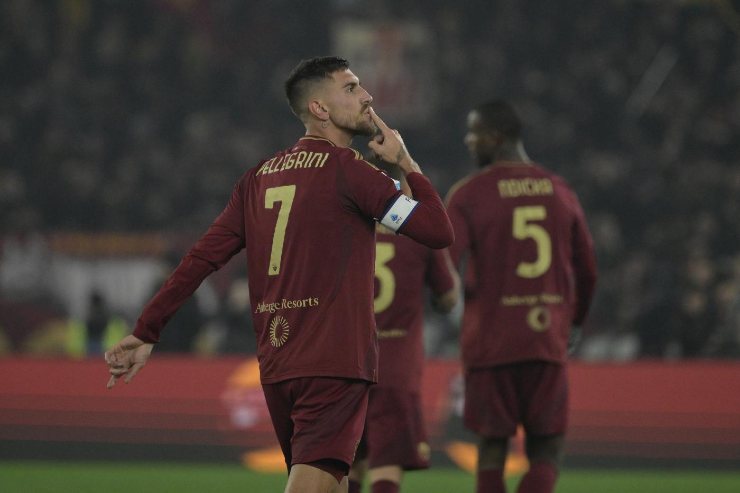 Lorenzo Pellegrini esulta al gol contro la Lazio