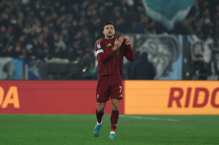 Lorenzo Pellegrini bacia lo stemma della Roma 