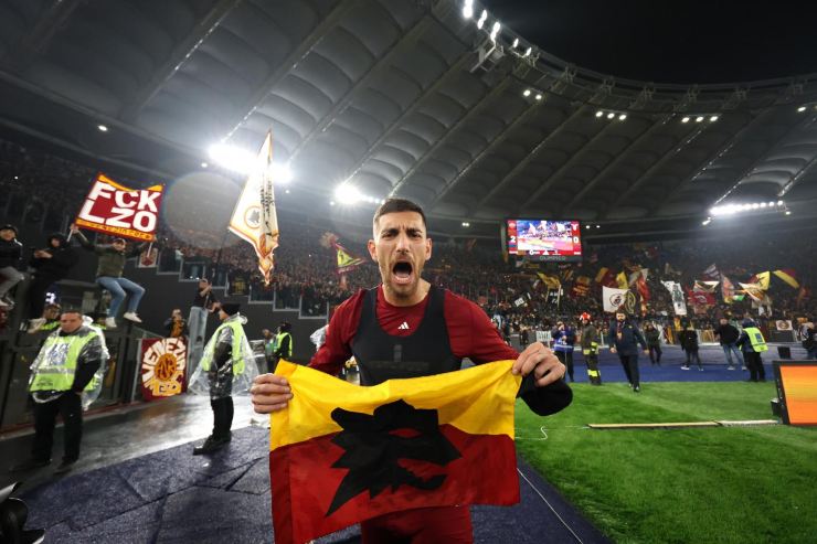 Lorenzo Pellegrini con la bandiera della Roma 