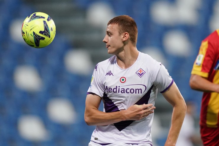 Pietro Comuzzo in campo con la Fiorentina 