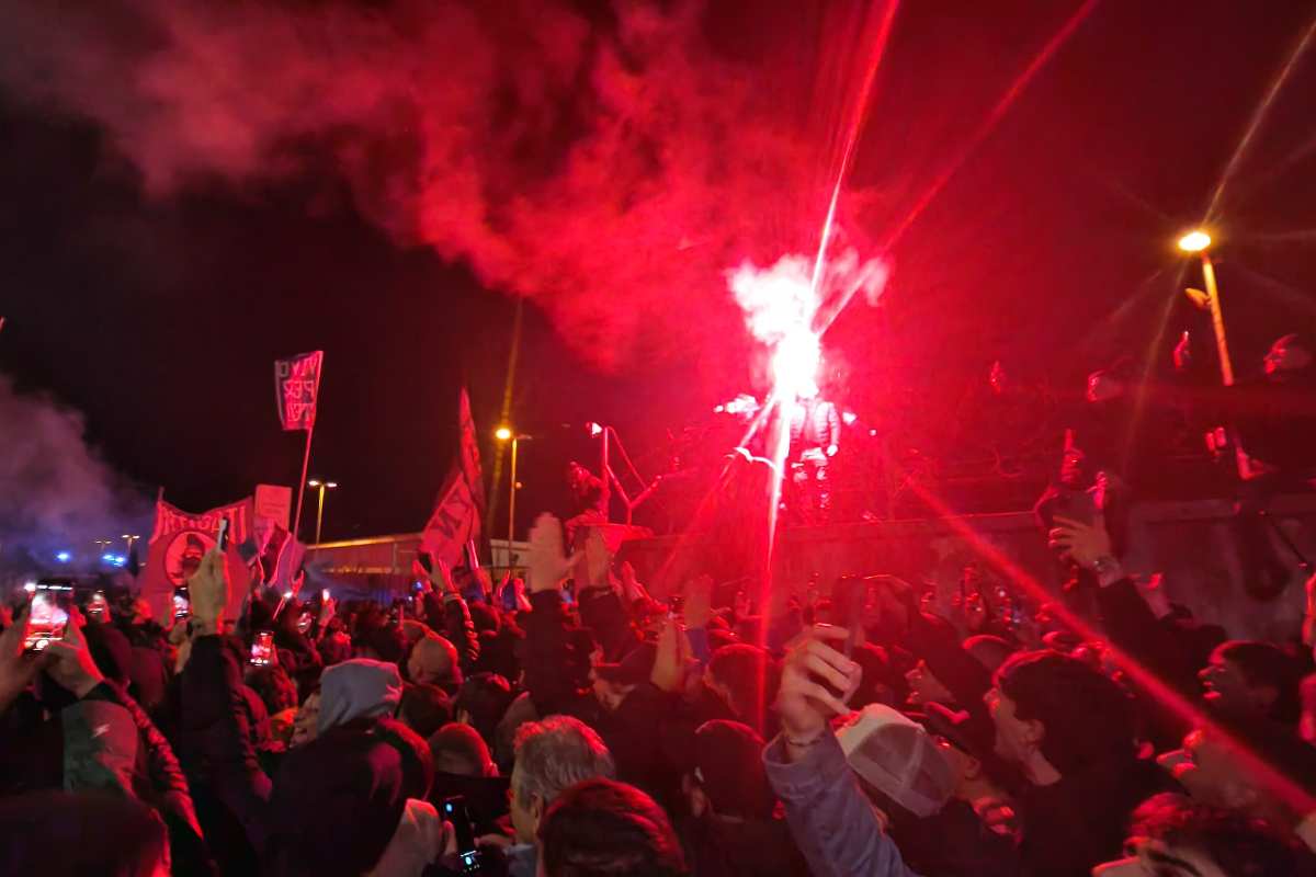 Napoli, tantissimi tifosi a Capodichino: immagini incredibili – VIDEO