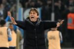 Antonio Conte si sbraccia in panchina