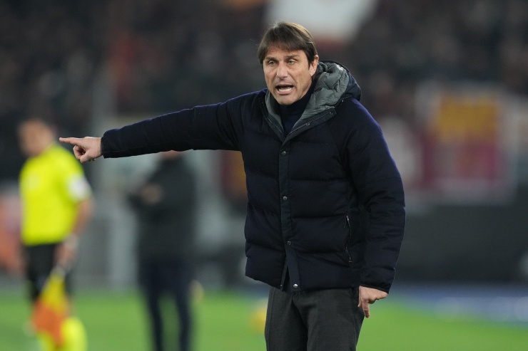 Antonio Conte dà indicazioni in campo 