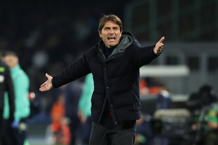 Antonio Conte dà indicazioni in campo 