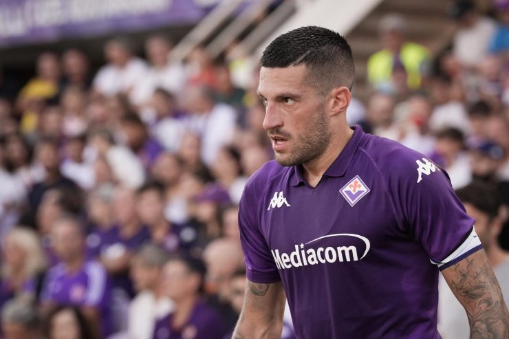 Cristiano Biraghi in campo con la Fiorentina 