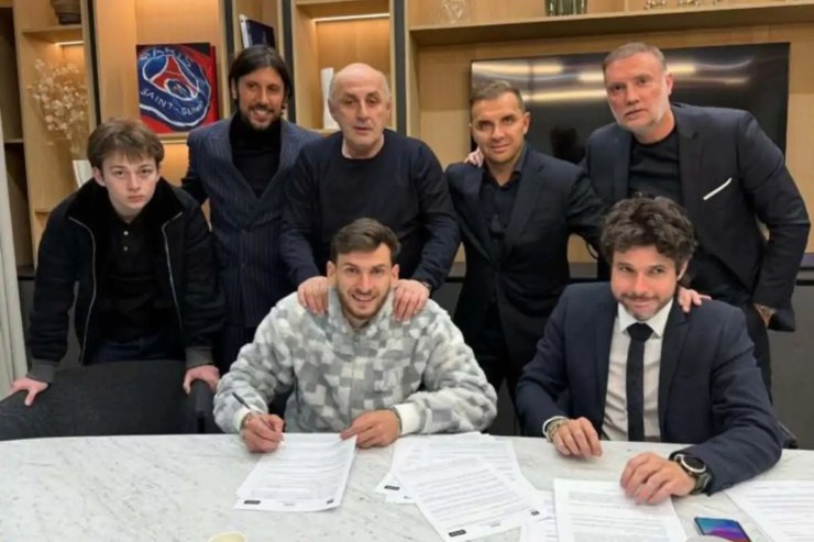 Kvaratskhelia al momento della firma col PSG 