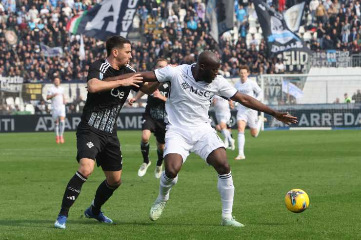 Lukaku e Kempf durante Como Napoli