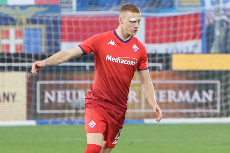 Pietro Comuzzo in campo con la Fiorentina 